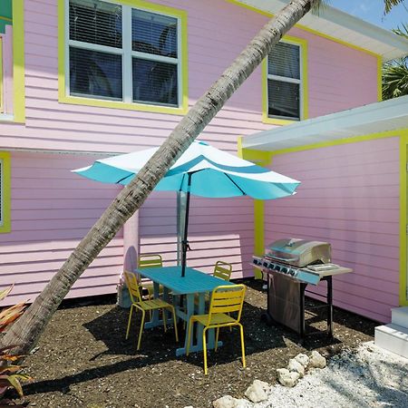 Charming Suite With Balcony And Bikes At Historic Sandpiper Inn Sanibel Bagian luar foto