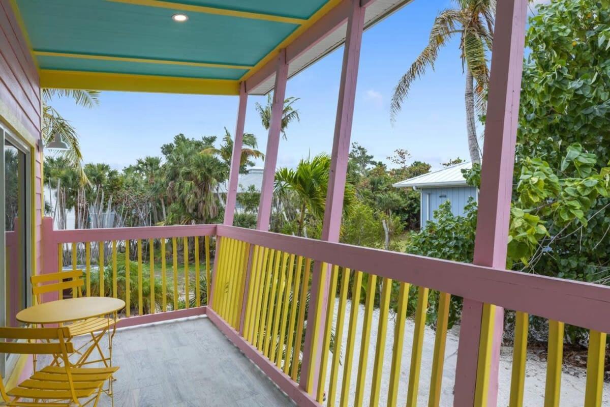 Charming Suite With Balcony And Bikes At Historic Sandpiper Inn Sanibel Bagian luar foto