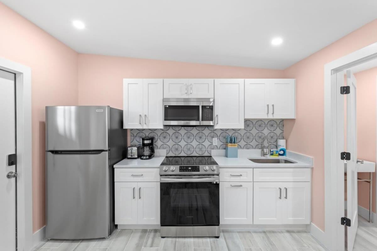 Charming Suite With Balcony And Bikes At Historic Sandpiper Inn Sanibel Bagian luar foto