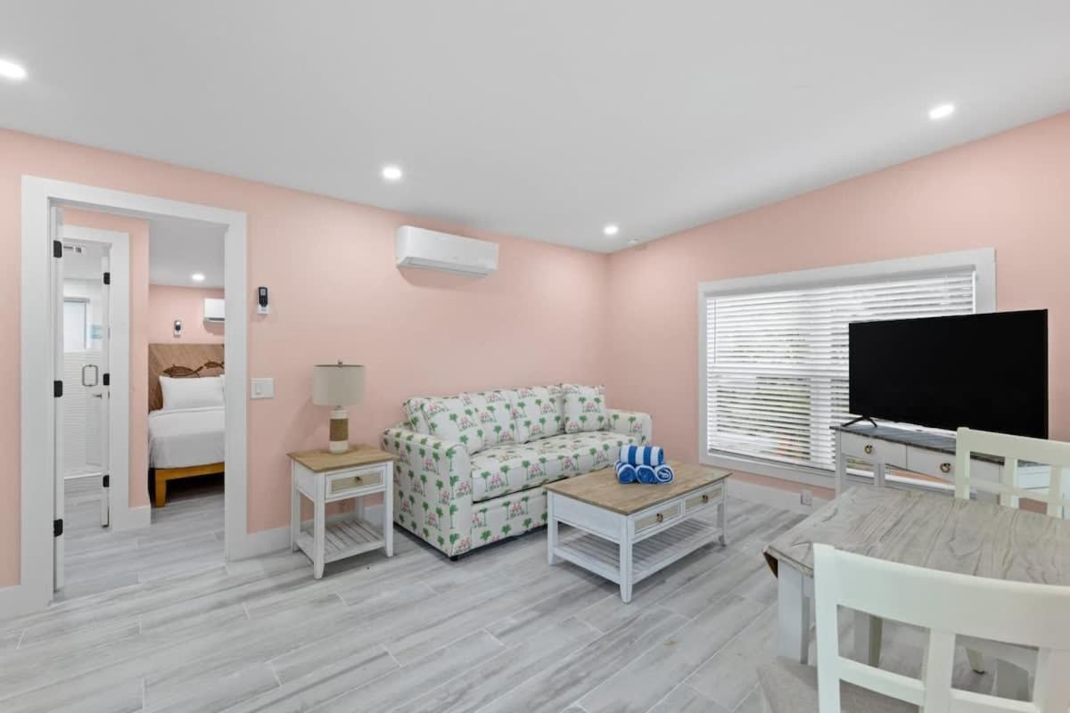 Charming Suite With Balcony And Bikes At Historic Sandpiper Inn Sanibel Bagian luar foto