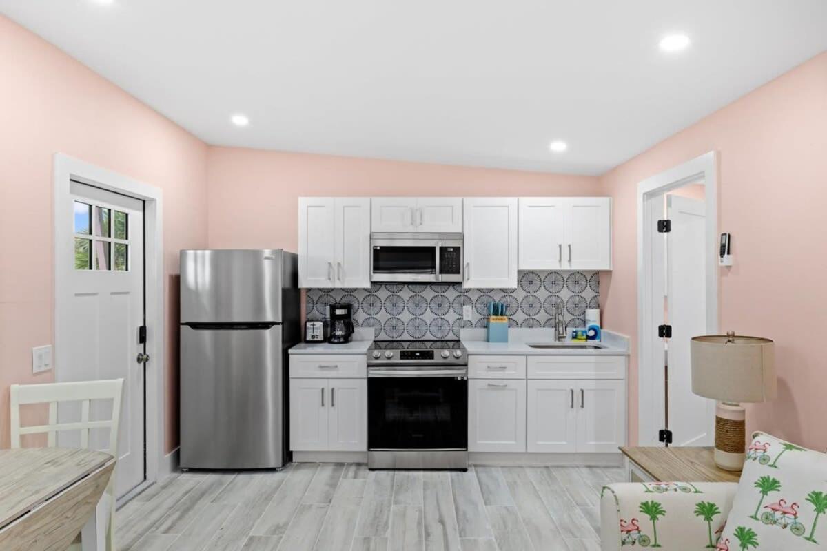 Charming Suite With Balcony And Bikes At Historic Sandpiper Inn Sanibel Bagian luar foto