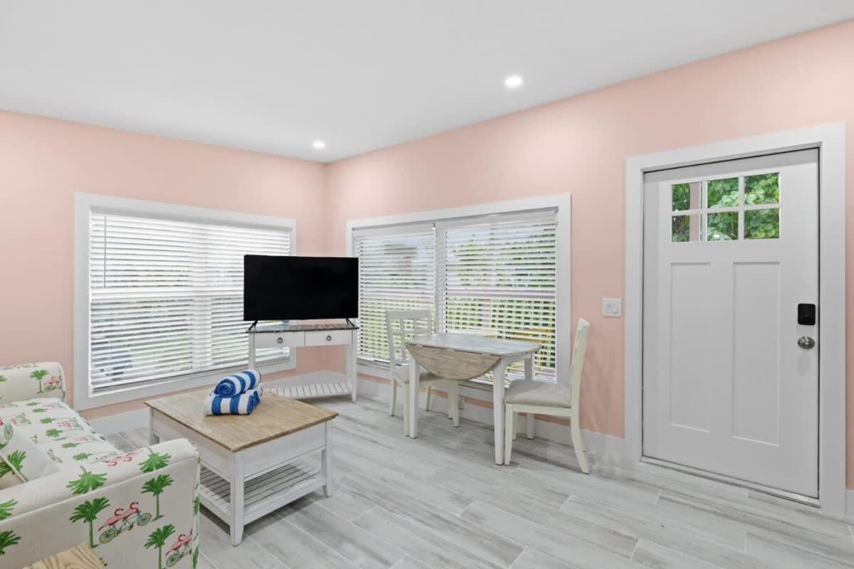Charming Suite With Balcony And Bikes At Historic Sandpiper Inn Sanibel Bagian luar foto
