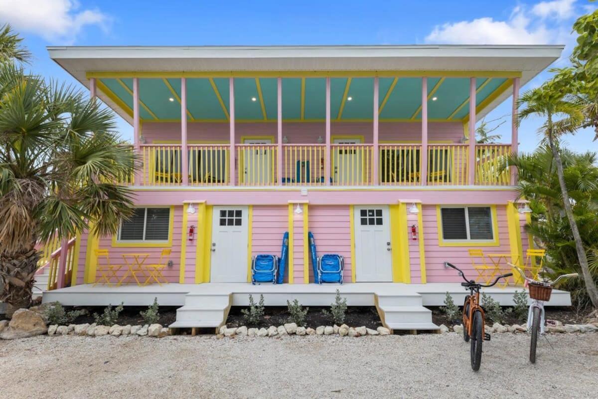 Charming Suite With Balcony And Bikes At Historic Sandpiper Inn Sanibel Bagian luar foto