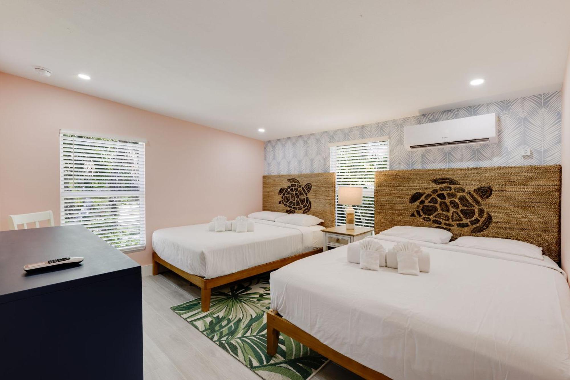 Charming Suite With Balcony And Bikes At Historic Sandpiper Inn Sanibel Bagian luar foto