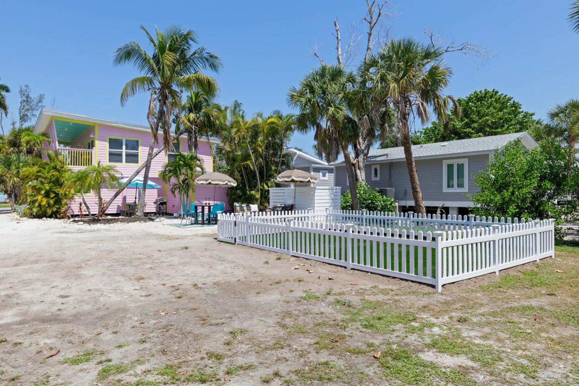 Charming Suite With Balcony And Bikes At Historic Sandpiper Inn Sanibel Bagian luar foto