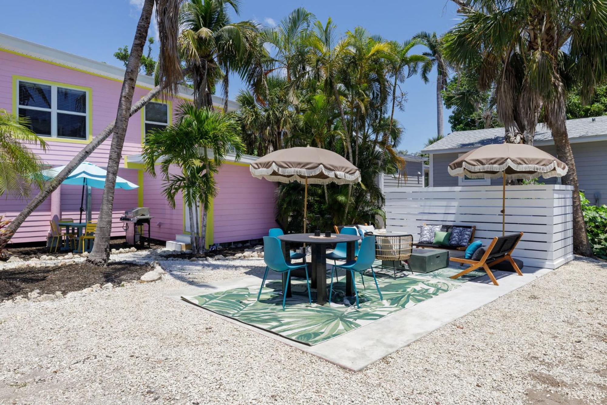 Charming Suite With Balcony And Bikes At Historic Sandpiper Inn Sanibel Bagian luar foto