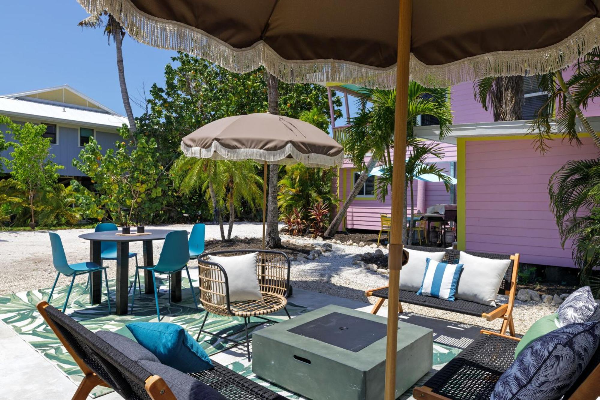 Charming Suite With Balcony And Bikes At Historic Sandpiper Inn Sanibel Bagian luar foto