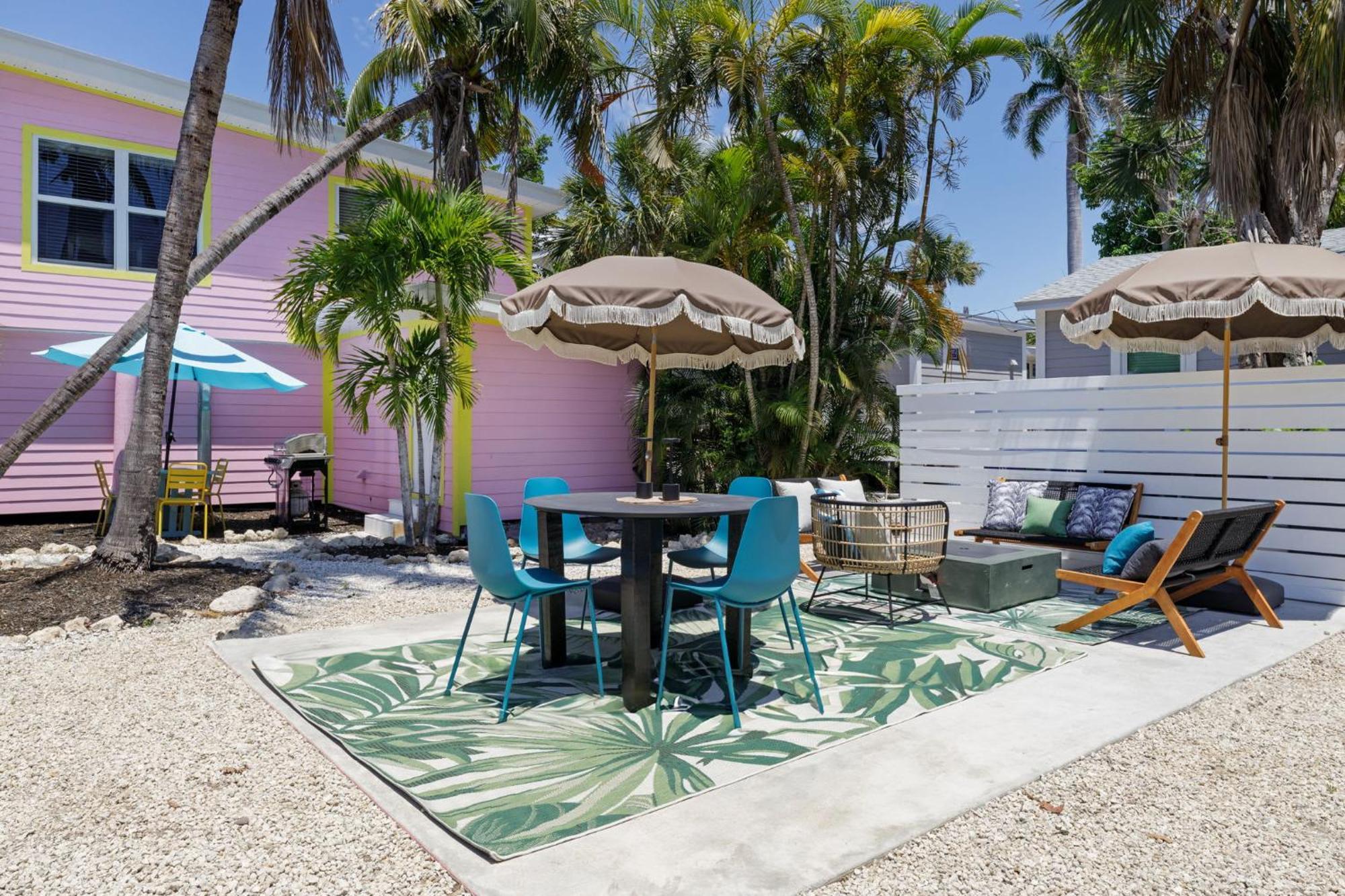 Charming Suite With Balcony And Bikes At Historic Sandpiper Inn Sanibel Bagian luar foto